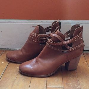 Frye Naomi pickstitch booties / Whiskey